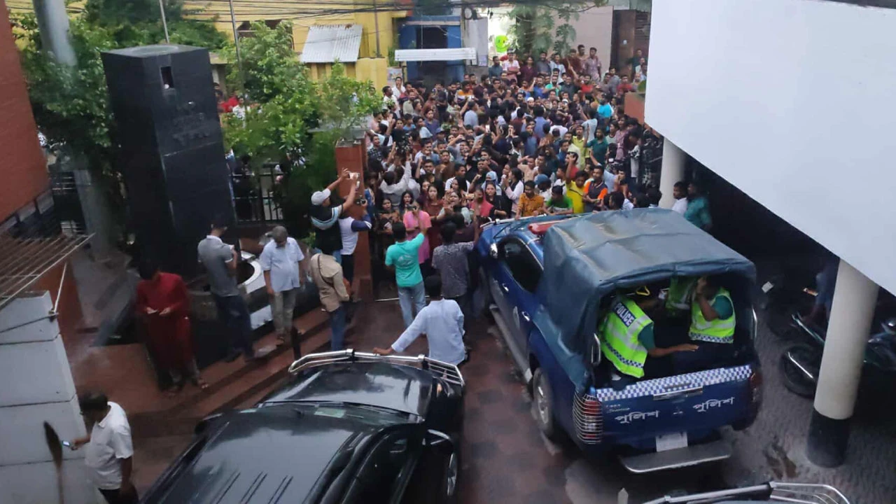 কেএমপি কমিশনারের পদত্যাগ দাবিতে উত্তাল খুলনা, প্রেস সচিবকে ঘিরে আন্দোলনকারীদের অবস্থান